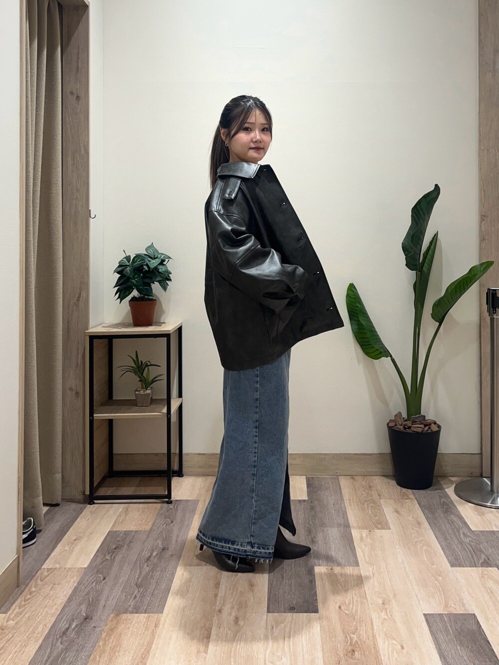 ホワイト系のニット/セーター、ブラック系のブルゾン、ブルー系のスカートを着用したレディースの秋コーディネートの3枚目の写真