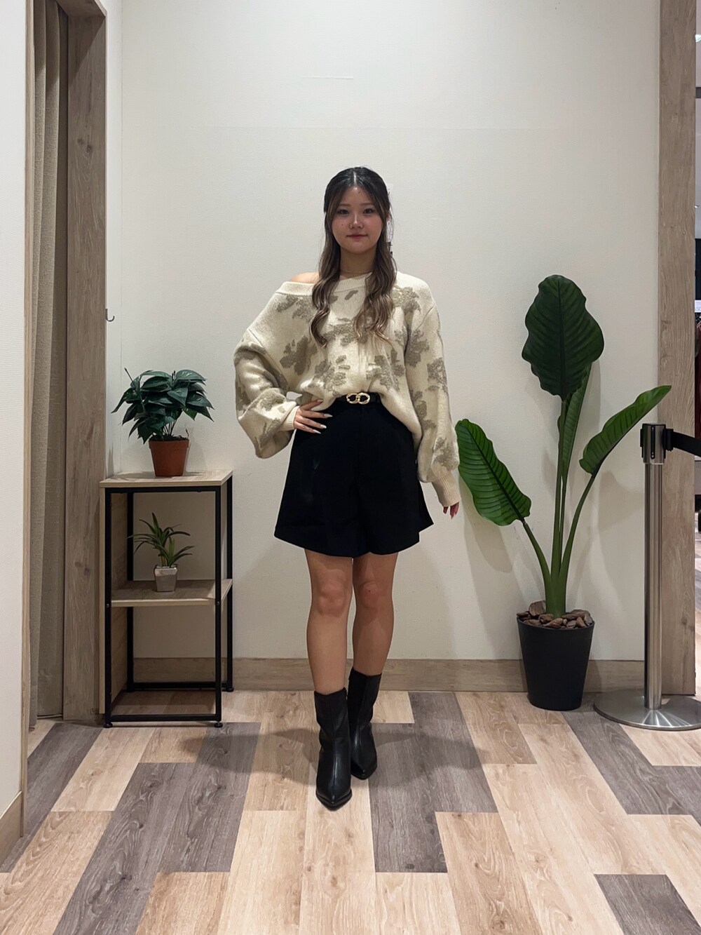 ブラック系のその他パンツ、ホワイト系のニット/セーター、ブラック系のブーツを着用したレディースの秋コーディネートの2枚目の写真