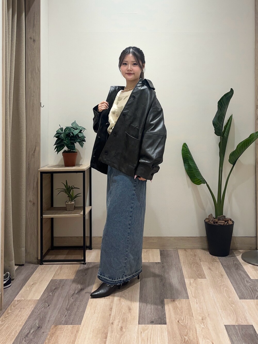 ホワイト系のニット/セーター、ブラック系のブルゾン、ブルー系のスカートを着用したレディースの秋コーディネートの5枚目の写真