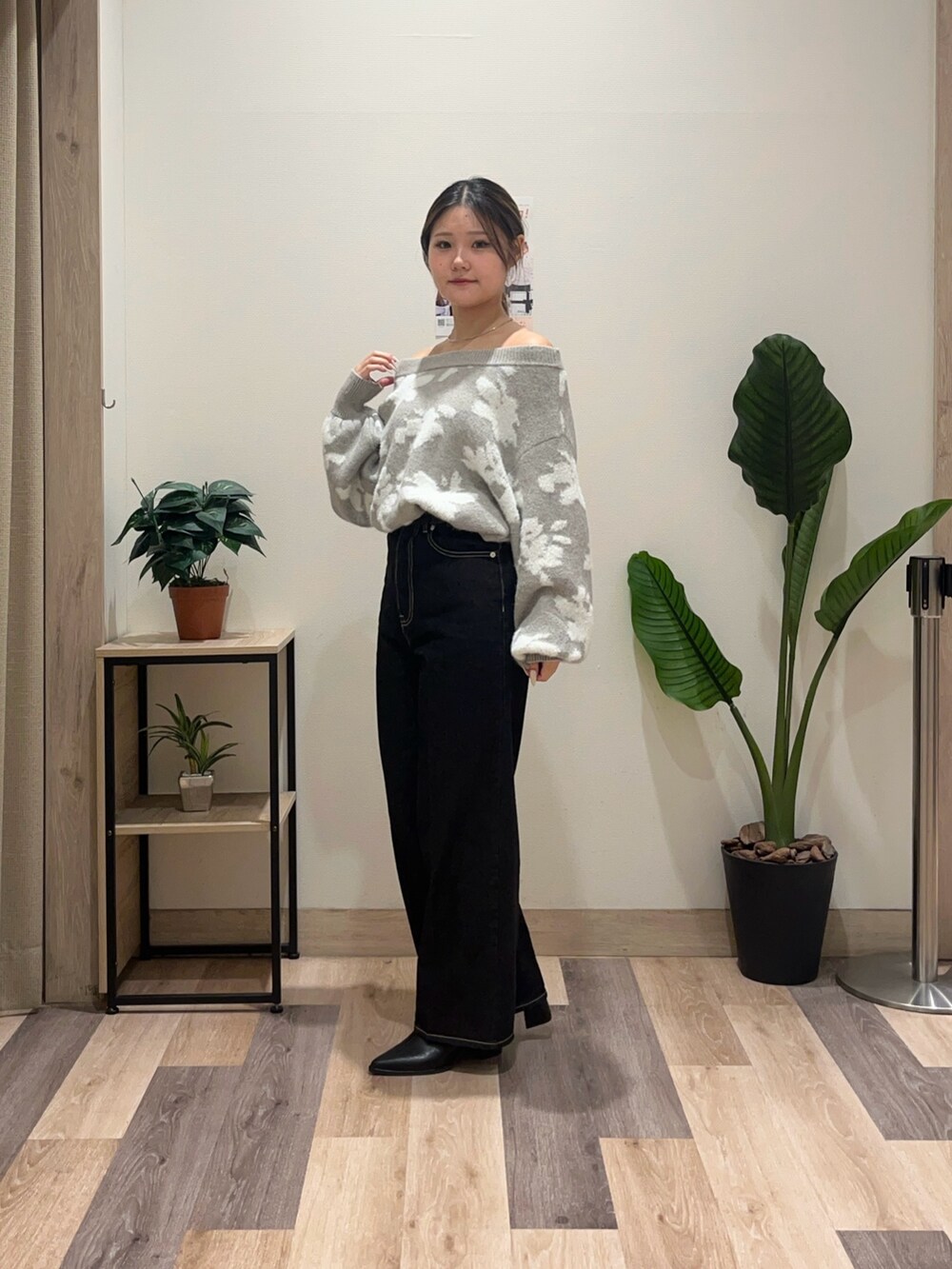 ブラック系のその他パンツ、グレー系のニット/セーター、ブラック系のブーツを着用したレディースの秋コーディネートの5枚目の写真