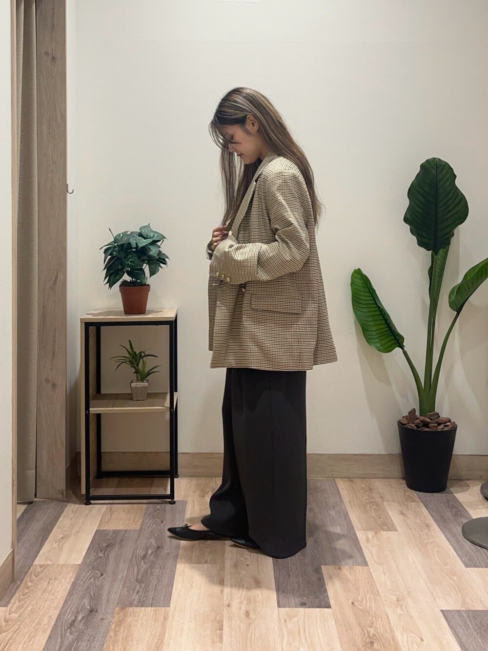 グレー系のスラックス、ベージュ系のテーラードジャケット、ブラック系のベルトを着用したレディースの秋コーディネートの4枚目の写真