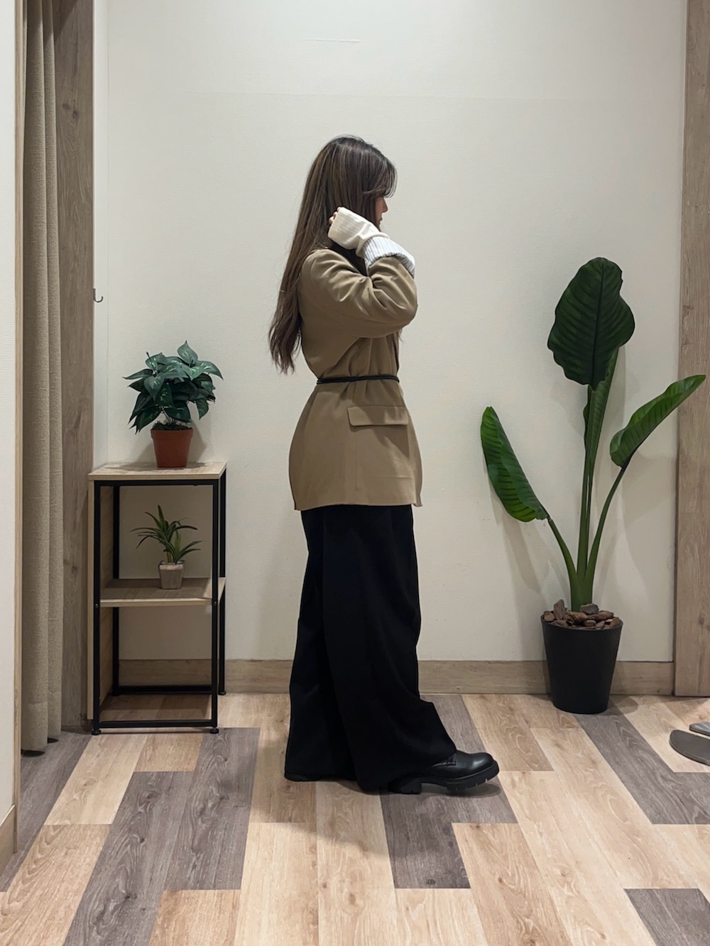 ベージュ系のテーラードジャケット、ホワイト系のTシャツ/カットソー、ブラック系のスラックスを着用したレディースの秋コーディネートの3枚目の写真