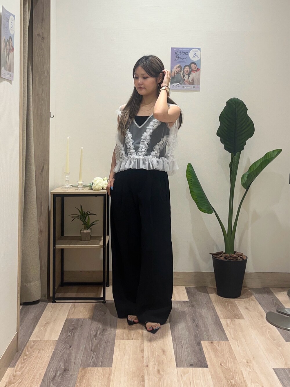 ブラック系のつなぎ/オールインワン、ホワイト系のTシャツ/カットソーを着用したレディースの秋コーディネートの2枚目の写真