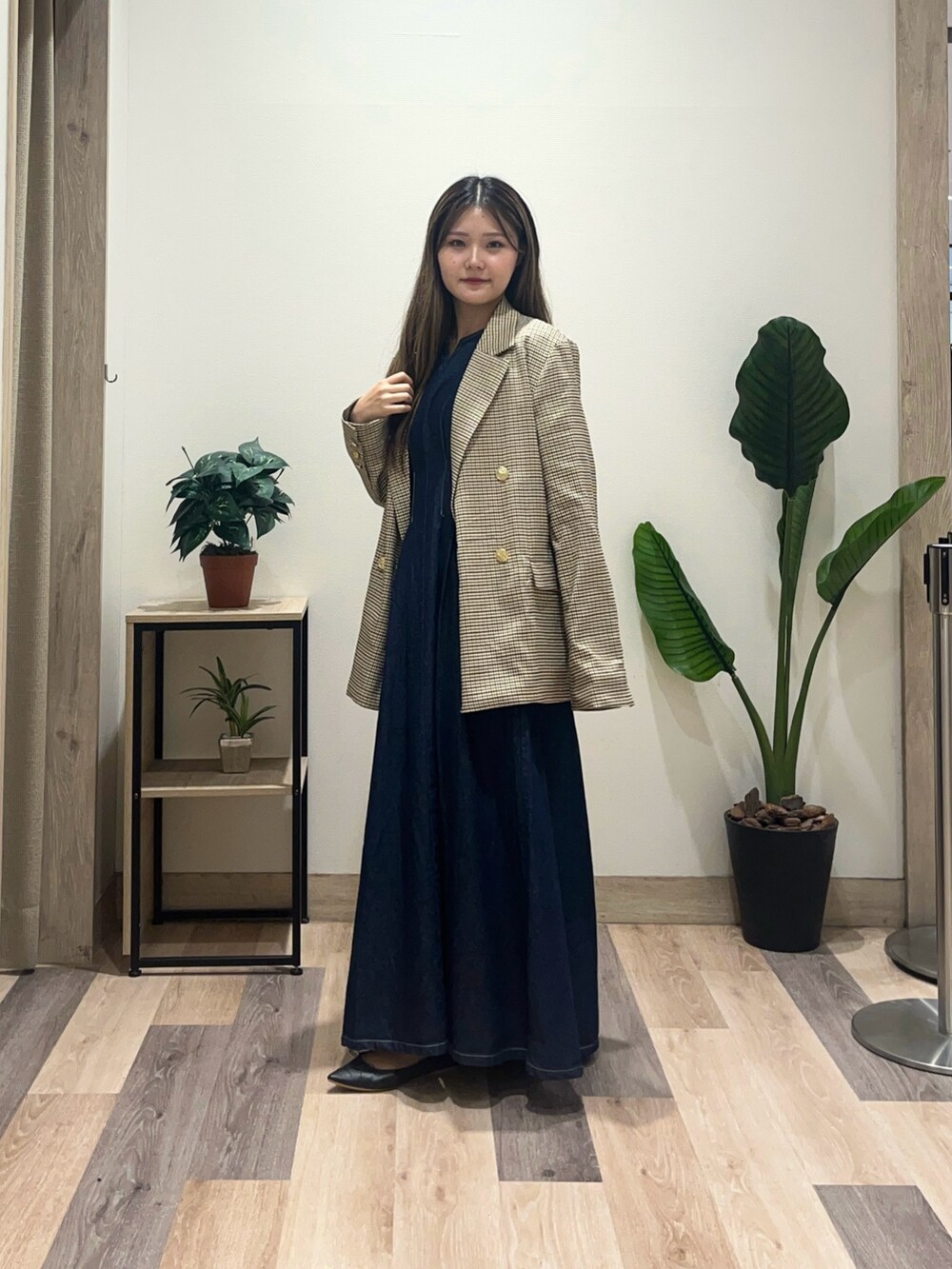 ブルー系のワンピース、ベージュ系のテーラードジャケットを着用したレディースの秋コーディネートの5枚目の写真