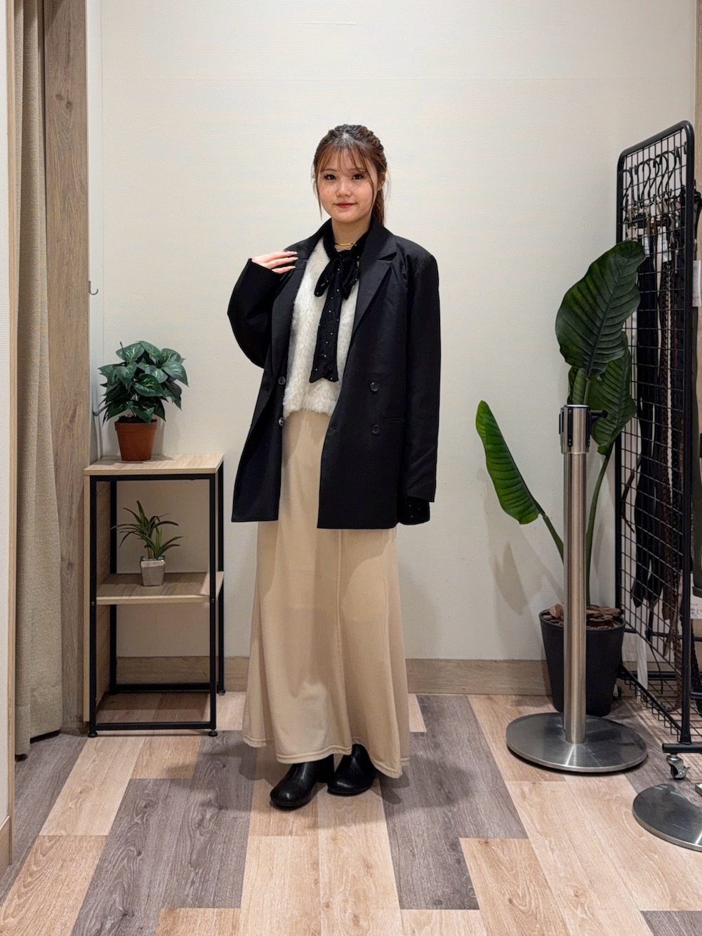 ホワイト系のスカート、ホワイト系のニット/セーター、ブラック系のブーツを着用したレディースの冬コーディネートの4枚目の写真