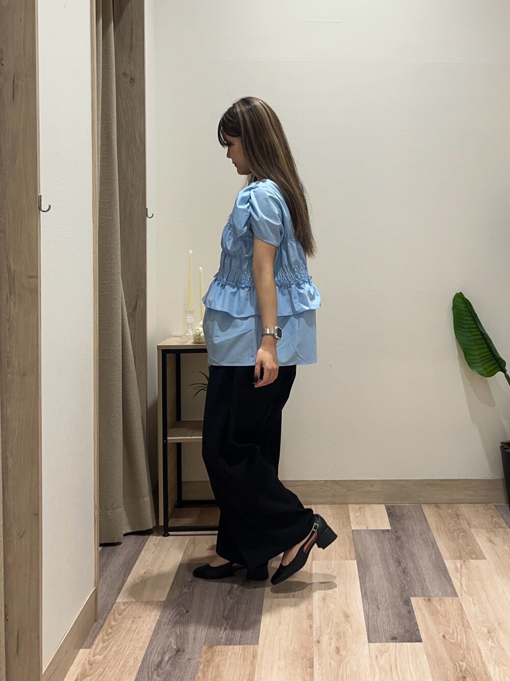 ブルー系のシャツ/ブラウス、ブラック系のスラックスを着用したレディースの夏コーディネートの2枚目の写真