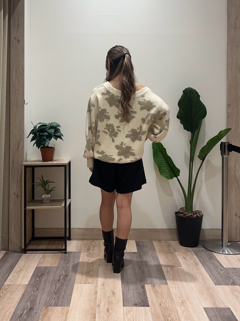 ブラック系のその他パンツ、ホワイト系のニット/セーター、ブラック系のブーツを着用したレディースの秋コーディネートの4枚目の写真