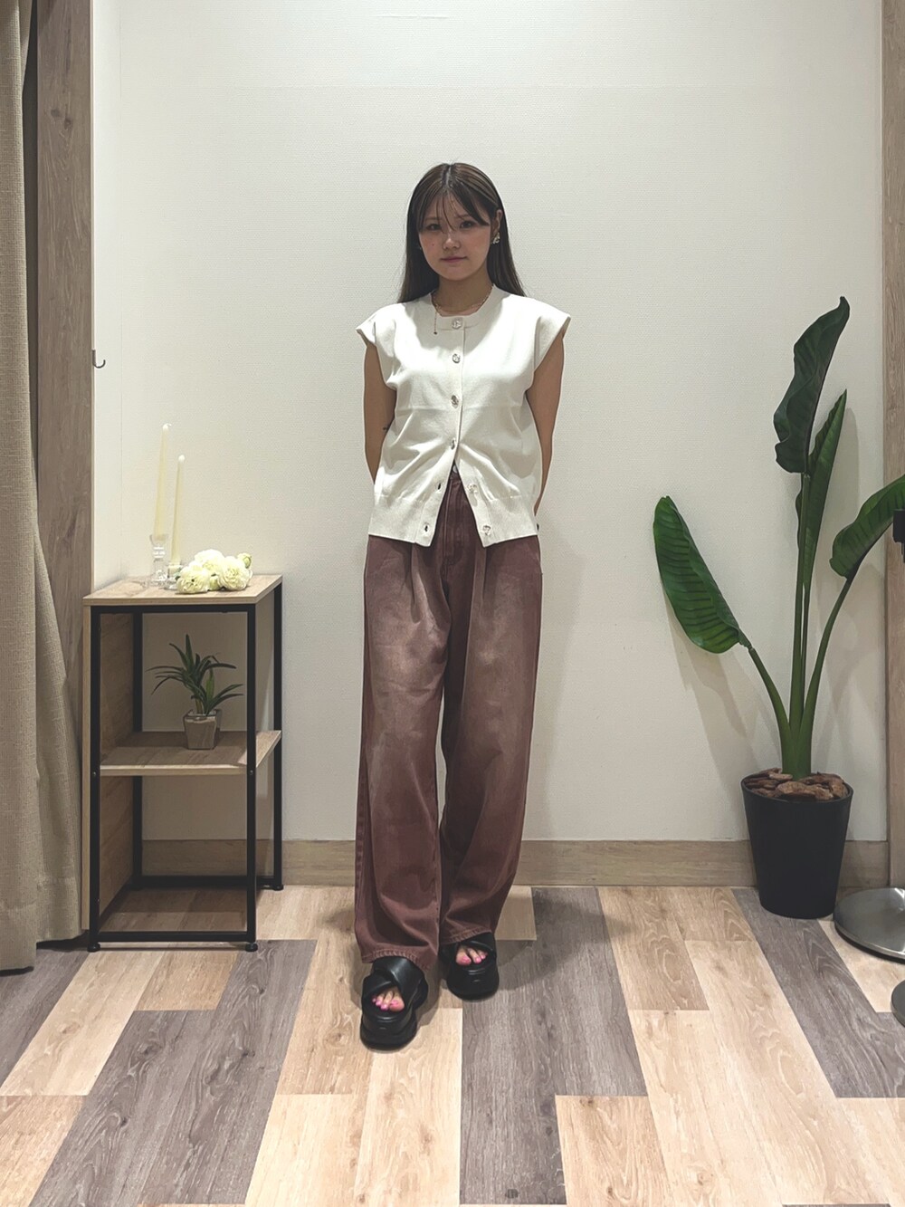 ブラウン系のその他パンツ、ホワイト系のニット/セーターを着用したレディースの夏コーディネートの2枚目の写真