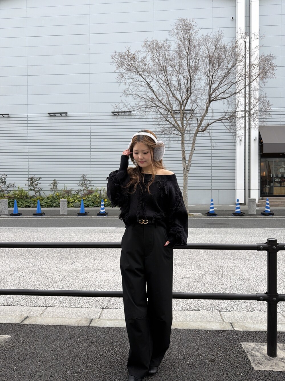 ホワイト系のその他アウター、ブラック系のニット/セーター、ブラック系のブーツを着用したレディースの冬コーディネートの4枚目の写真