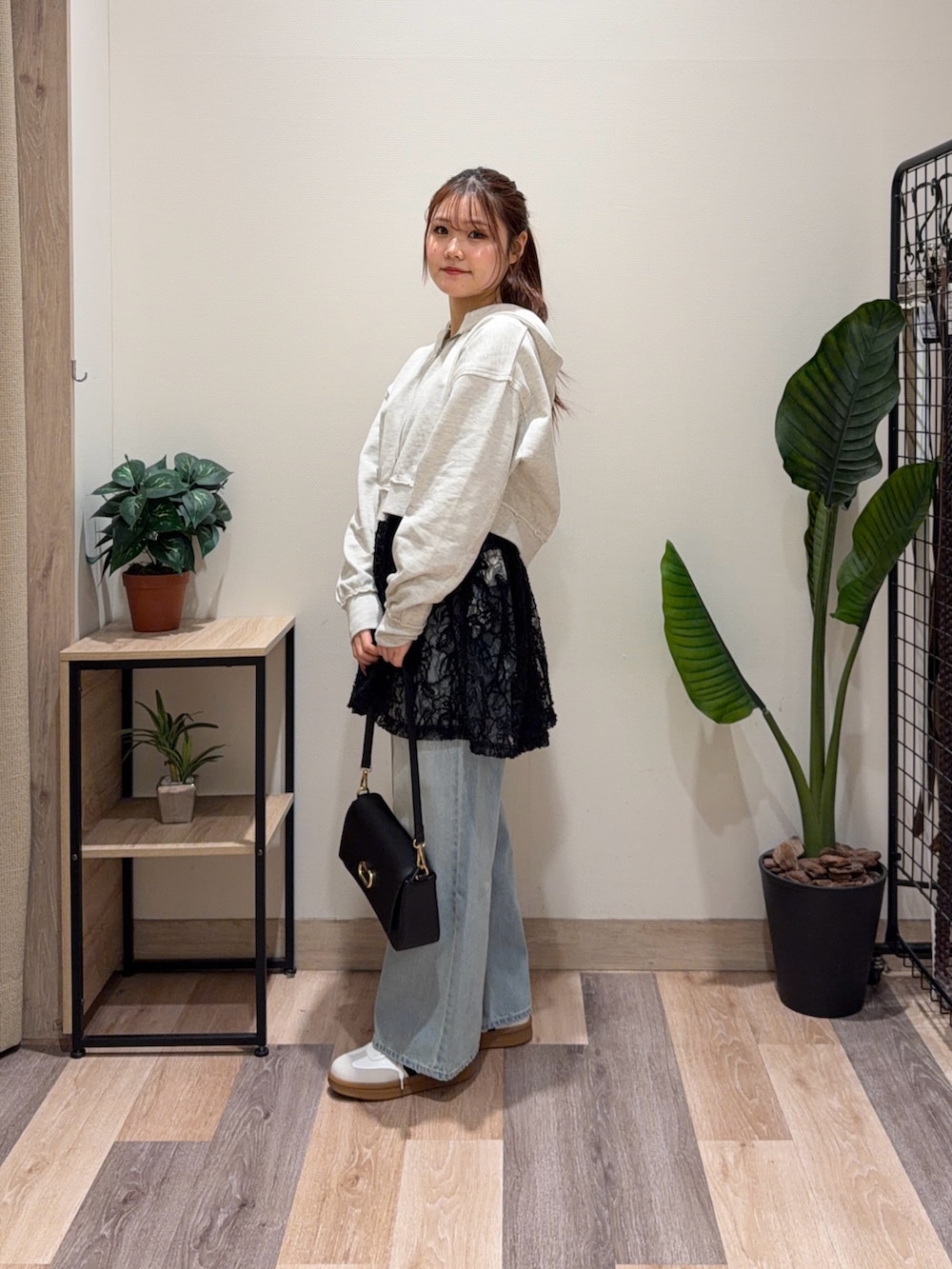 ブルー系のその他パンツ、ブラック系のチュニック、ブラック系のショルダーバッグを着用したレディースの冬コーディネートの6枚目の写真