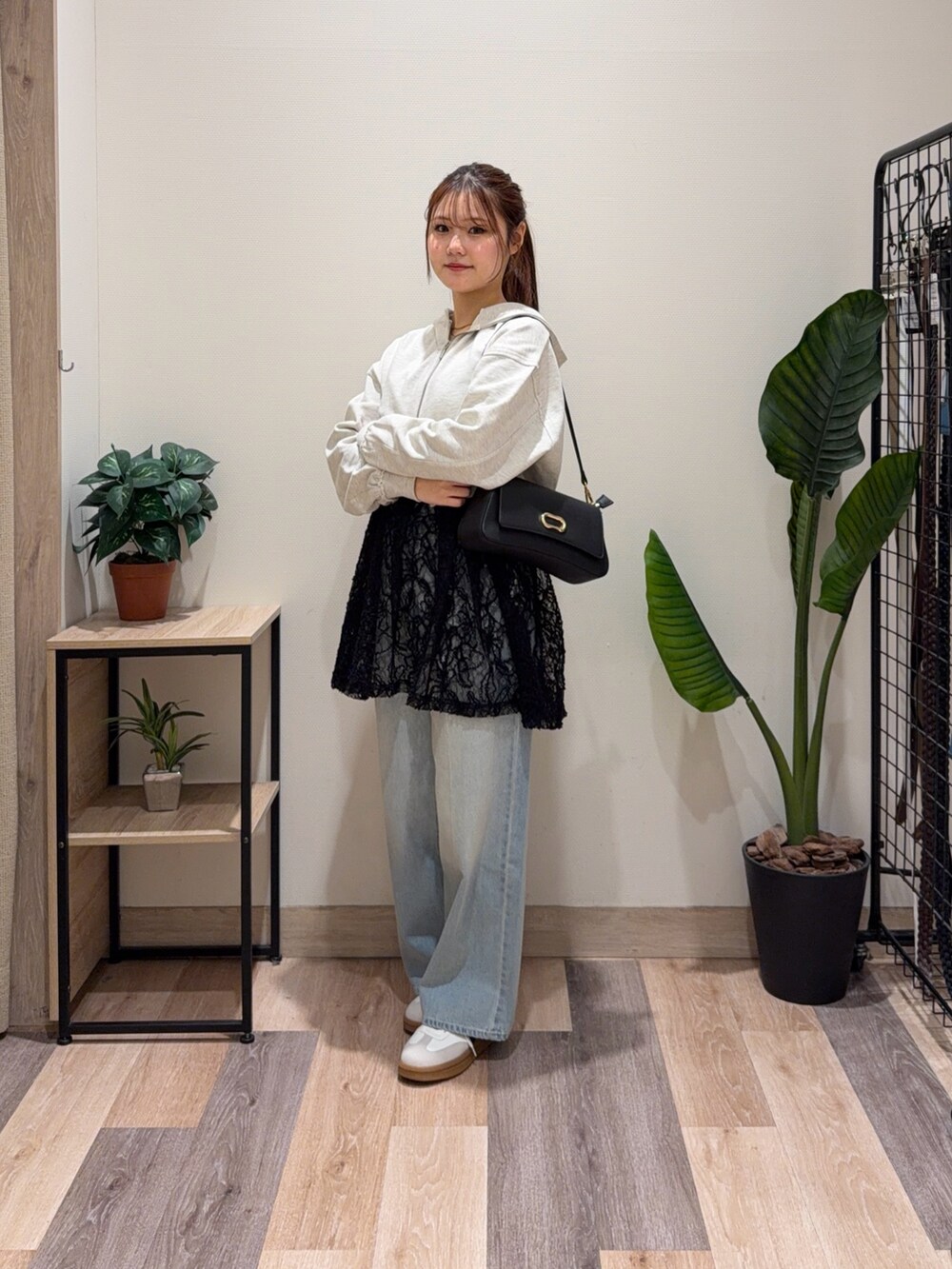 ブルー系のその他パンツ、ブラック系のチュニック、ブラック系のショルダーバッグを着用したレディースの冬コーディネートの3枚目の写真