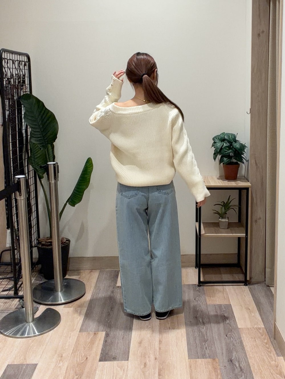 ホワイト系のニット/セーター、ブルー系のその他パンツ、ブラック系のベルトを着用したレディースの冬コーディネートの3枚目の写真