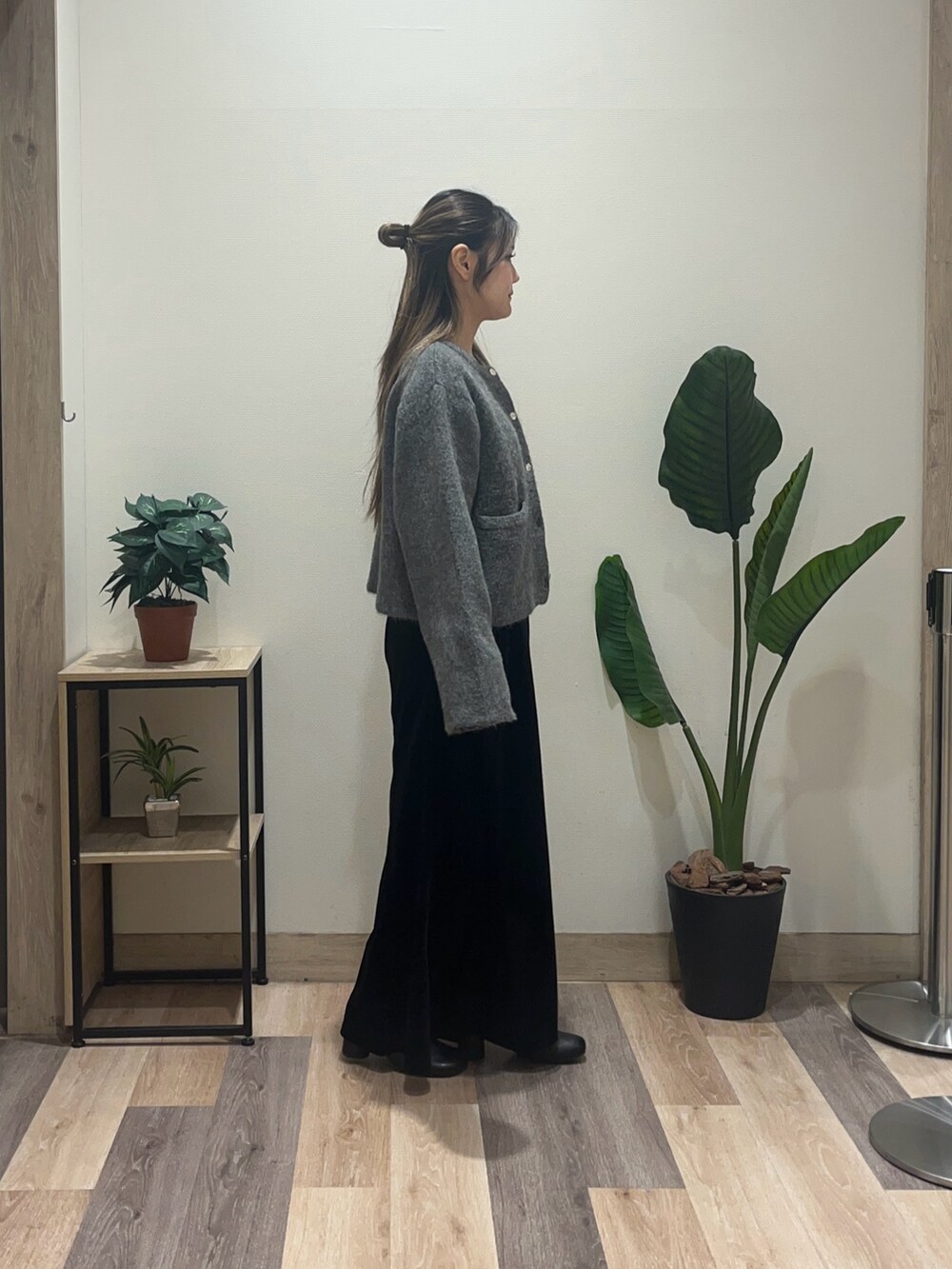 ブラック系のスカート、ブラック系のブーツ、グレー系のブルゾンを着用したレディースの冬コーディネートの3枚目の写真