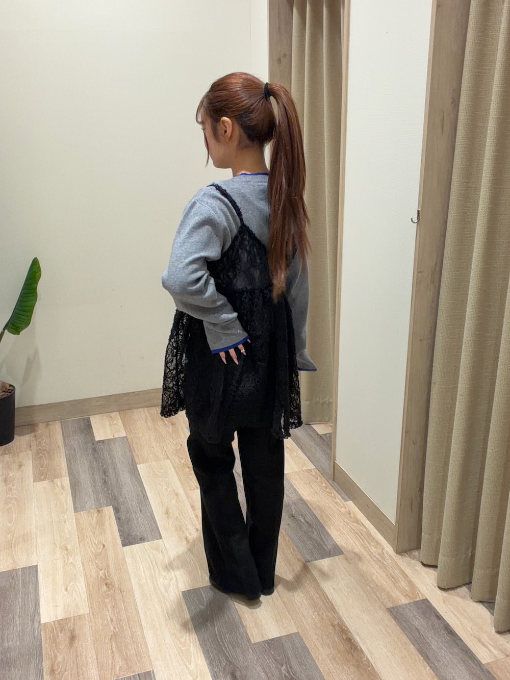 ブラック系のチュニック、グレー系のカーディガン/ボレロ、ブラック系のその他パンツを着用したレディースの冬コーディネートの3枚目の写真