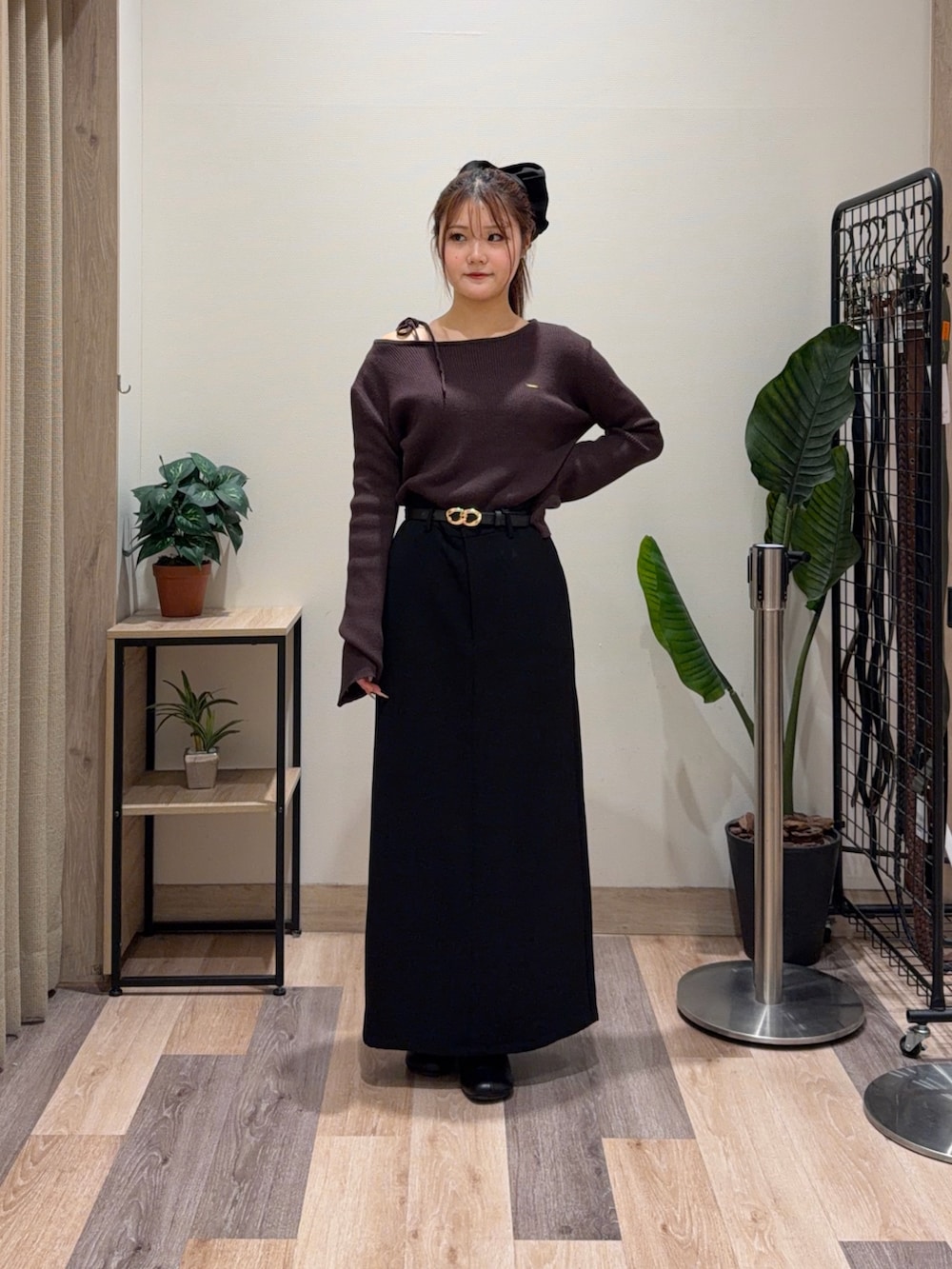 ブラウン系のニット/セーター、ブラック系のブーツ、ブラック系のベルトを着用したレディースの冬コーディネートの5枚目の写真