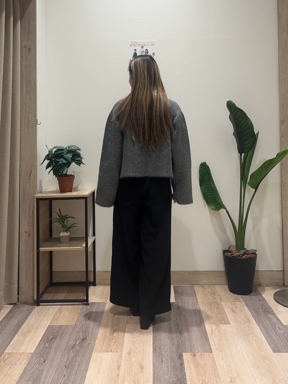 ブラック系のスラックス、グレー系のブルゾン、ホワイト系のニット/セーターを着用したレディースの秋コーディネートの4枚目の写真