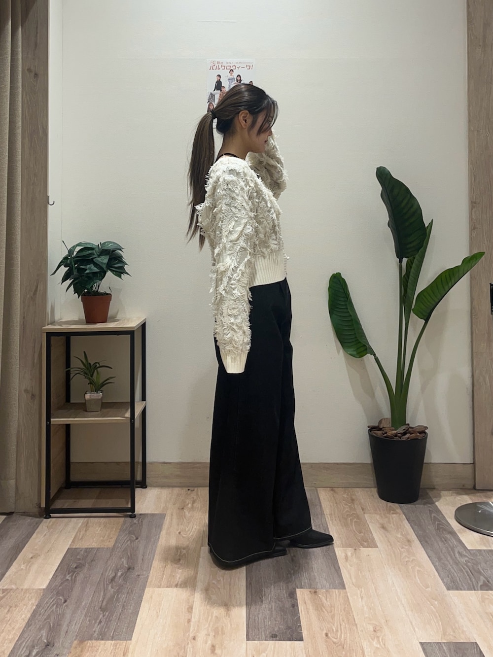 ホワイト系のカーディガン/ボレロ、ブラック系のTシャツ/カットソー、ブラック系のその他パンツを着用したレディースの秋コーディネートの3枚目の写真