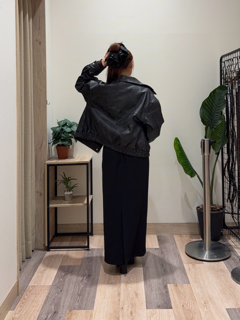 ブラウン系のニット/セーター、ブラック系のブーツ、ブラック系のベルトを着用したレディースの冬コーディネートの3枚目の写真