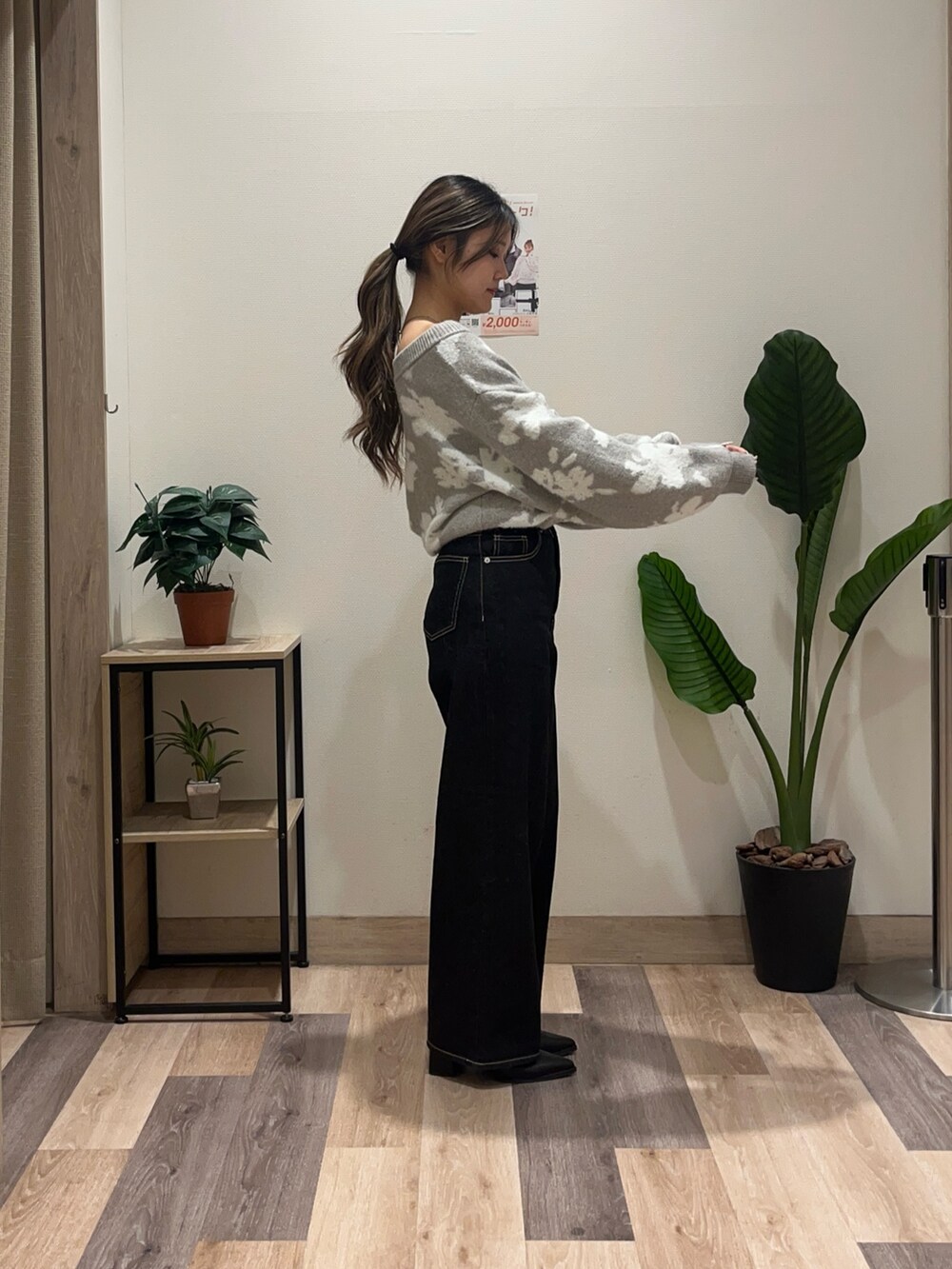 ブラック系のその他パンツ、グレー系のニット/セーター、ブラック系のブーツを着用したレディースの秋コーディネートの3枚目の写真