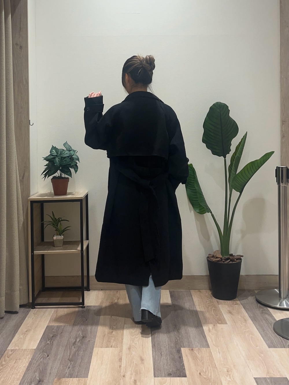 ブルー系のその他パンツ、ブラック系のブーツ、ホワイト系のニット/セーターを着用したレディースの秋コーディネートの4枚目の写真