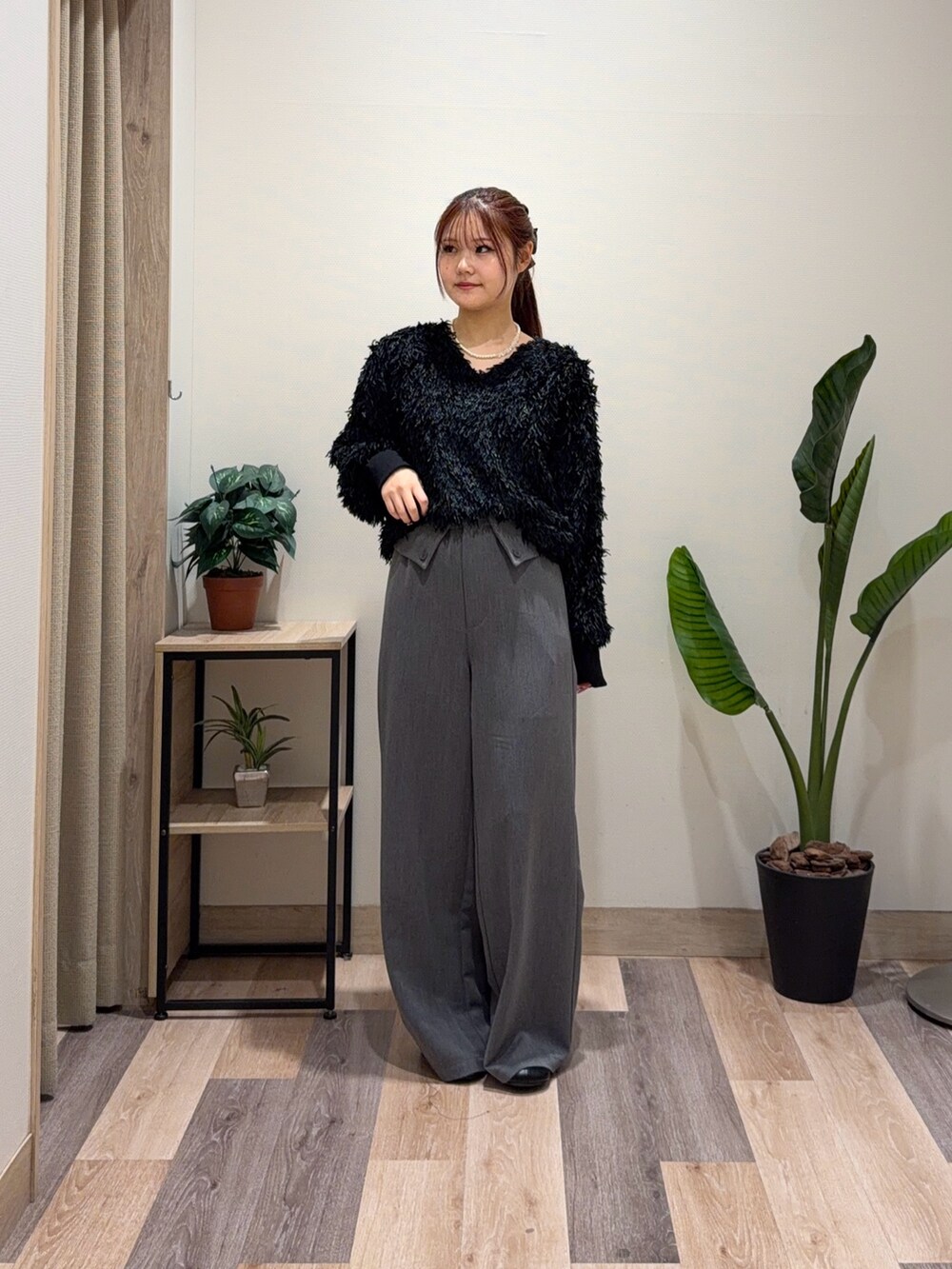 ブラック系のその他アウター、ブラック系のニット/セーター、ブラック系のブーツを着用したレディースの冬コーディネートの4枚目の写真