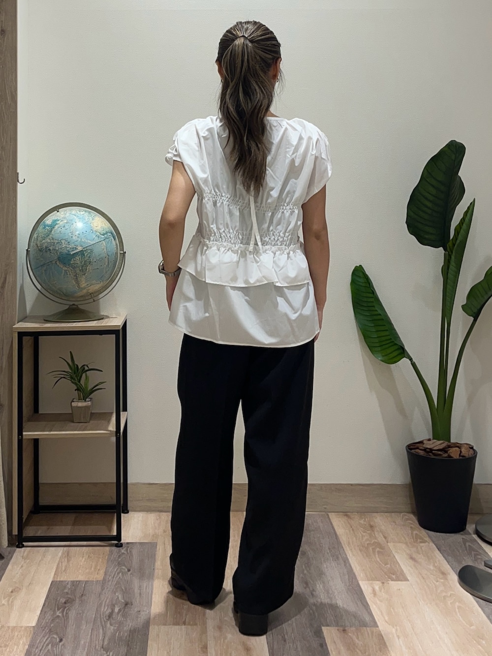 ホワイト系のシャツ/ブラウス、ブラック系のスラックスを着用したレディースの夏コーディネートの4枚目の写真