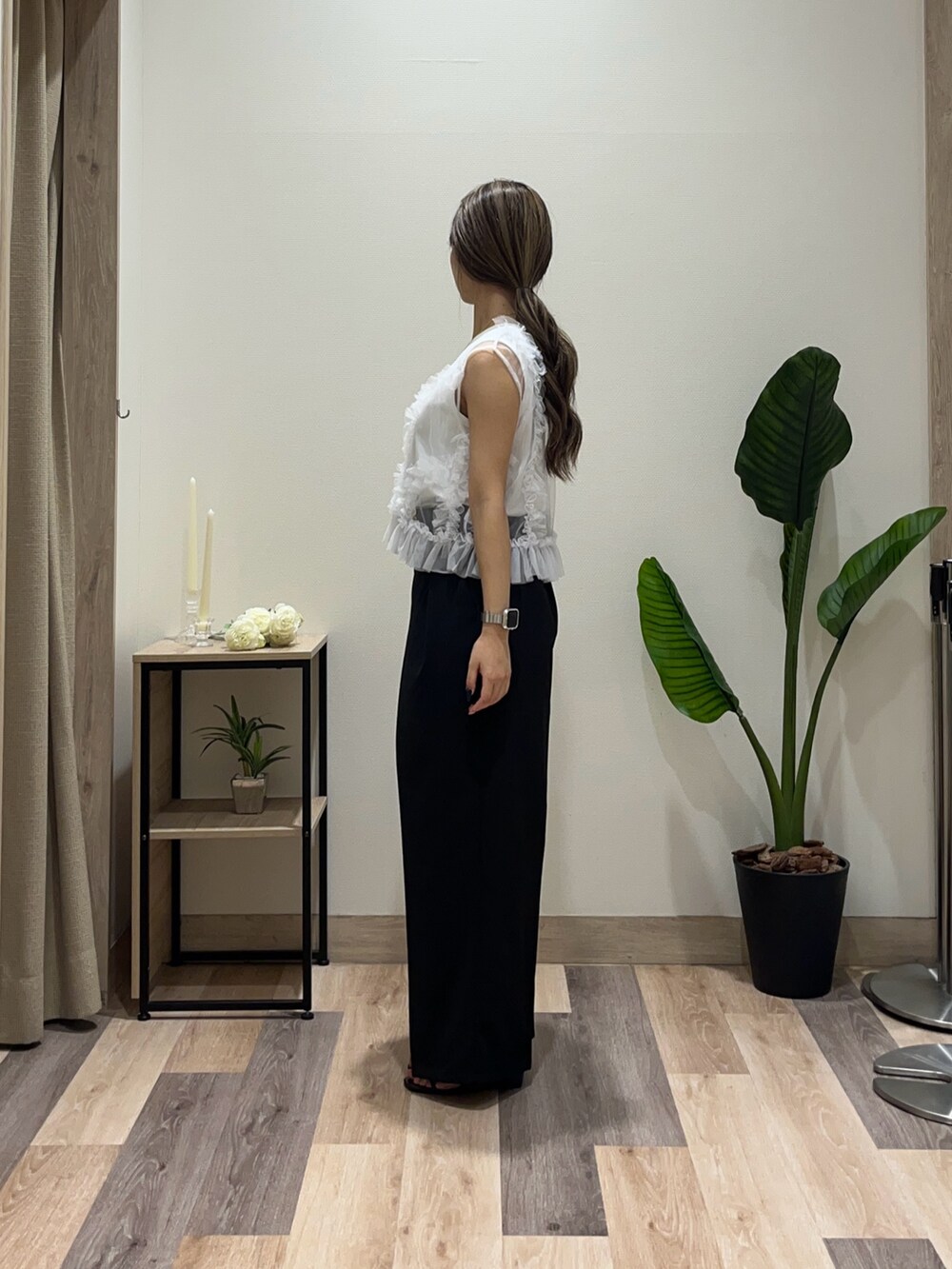 ブラック系のスラックス、ホワイト系のTシャツ/カットソー、ブラック系のベルトを着用したレディースの夏コーディネートの4枚目の写真