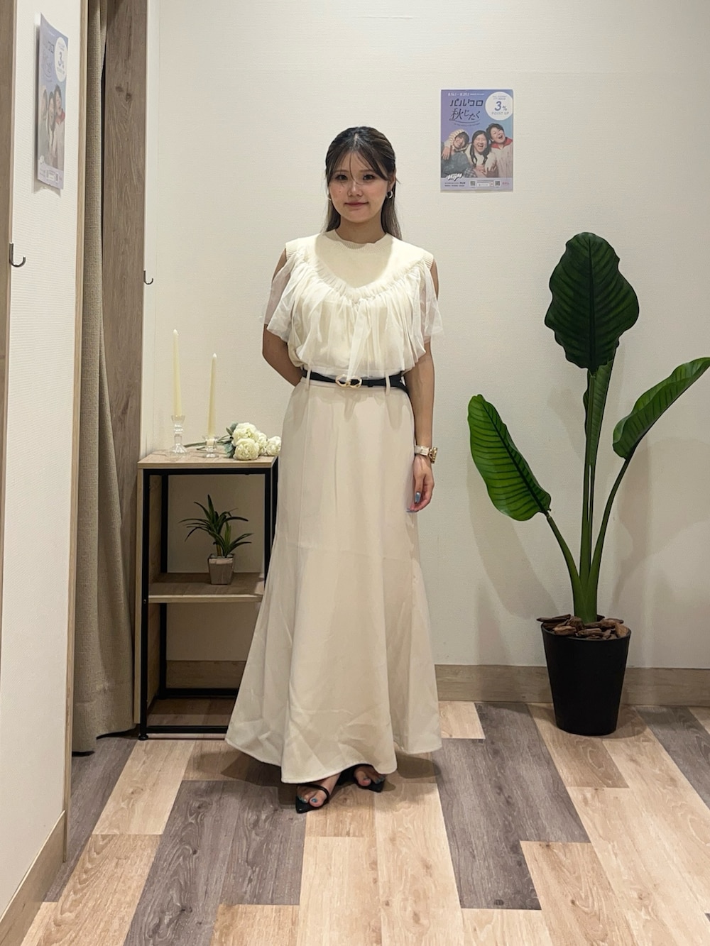 ホワイト系のニット/セーター、ブルー系のテーラードジャケット、ホワイト系のスカートを着用したレディースの夏コーディネートの5枚目の写真