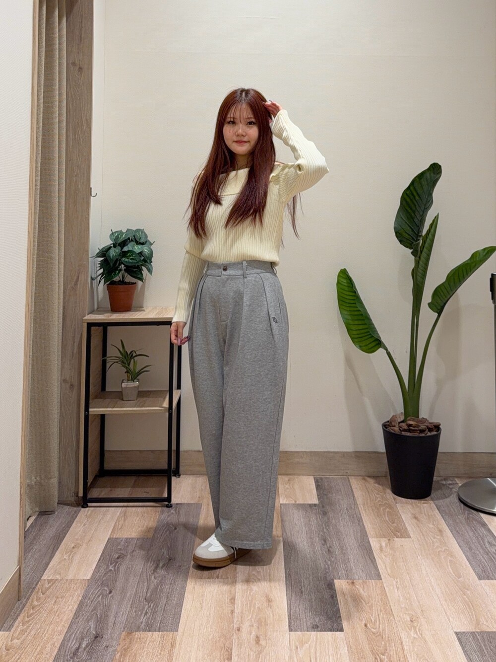 グレー系のその他パンツ、ホワイト系のニット/セーターを着用したレディースの冬コーディネートの4枚目の写真