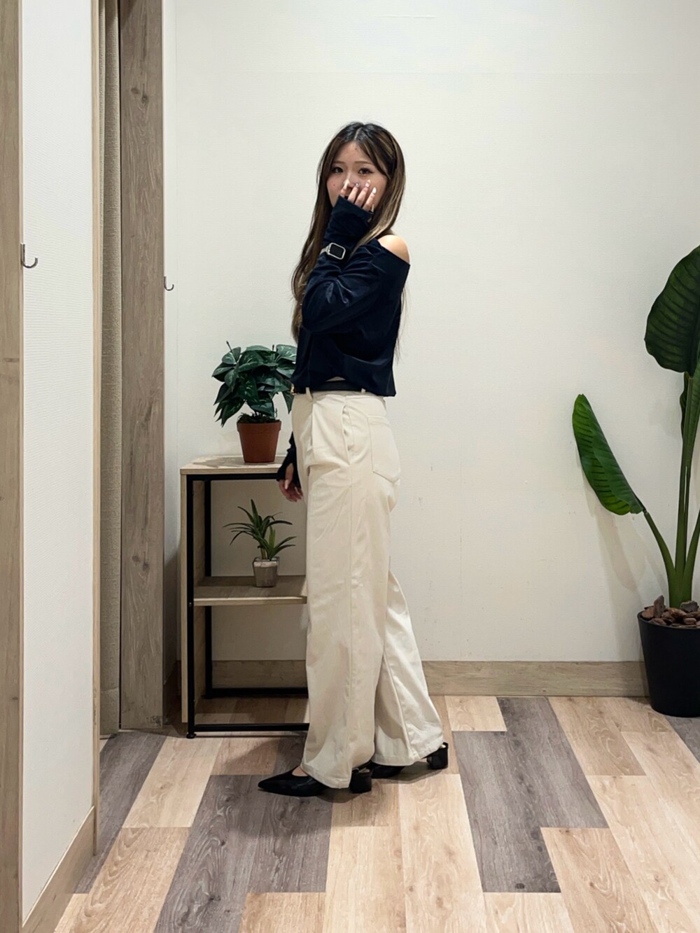 ホワイト系のその他パンツ、ブルー系のTシャツ/カットソー、ブラック系のベルトを着用したレディースの秋コーディネートの5枚目の写真