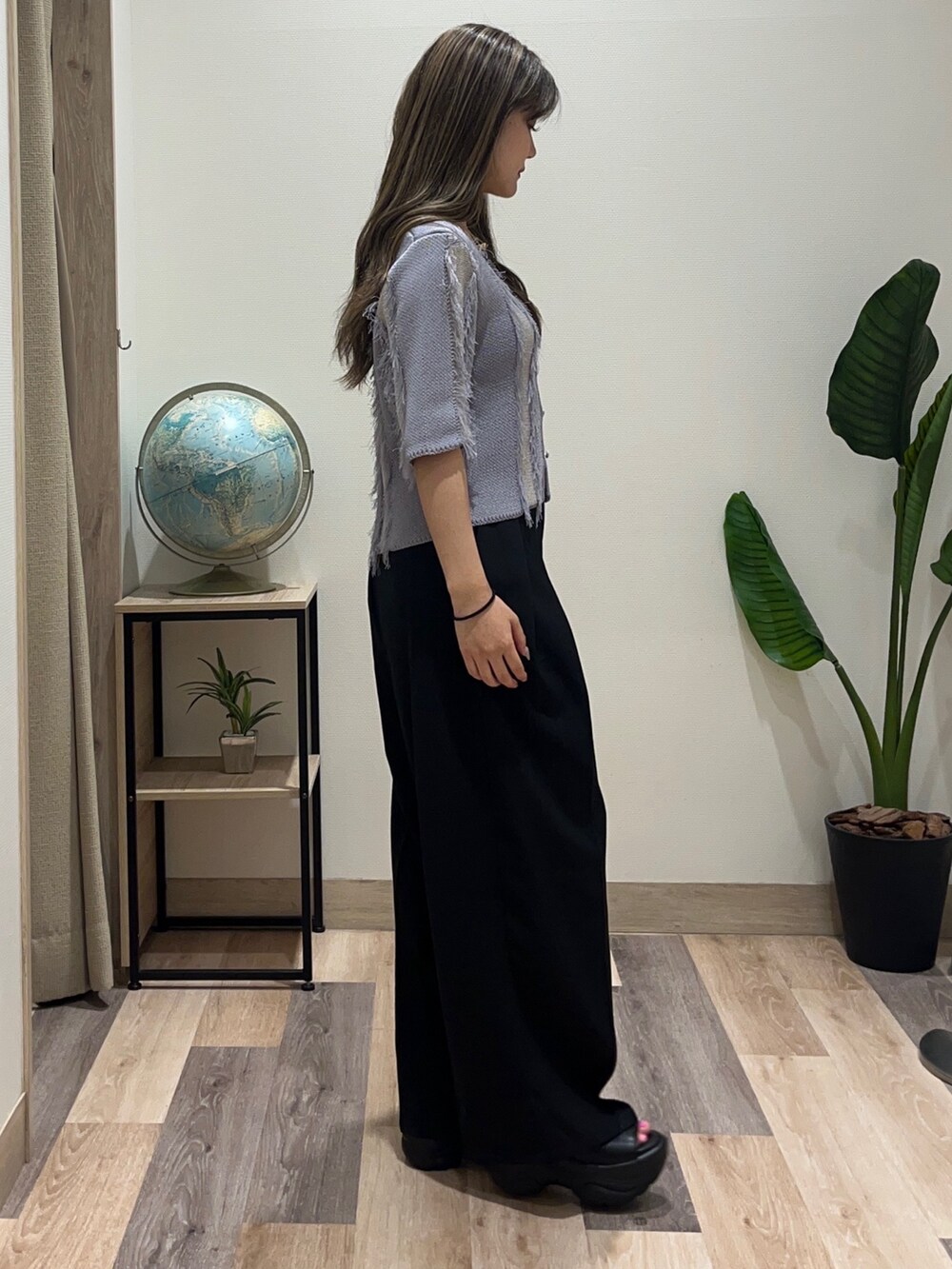 ブラック系のスラックス、ブルー系のカーディガン/ボレロ、ブラック系のベルトを着用したレディースの夏コーディネートの3枚目の写真