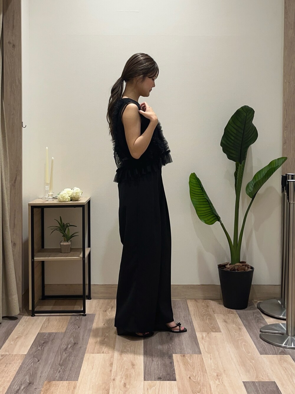 ブラック系のスラックス、ブラック系のTシャツ/カットソー、ブラック系のベルトを着用したレディースの夏コーディネートの2枚目の写真
