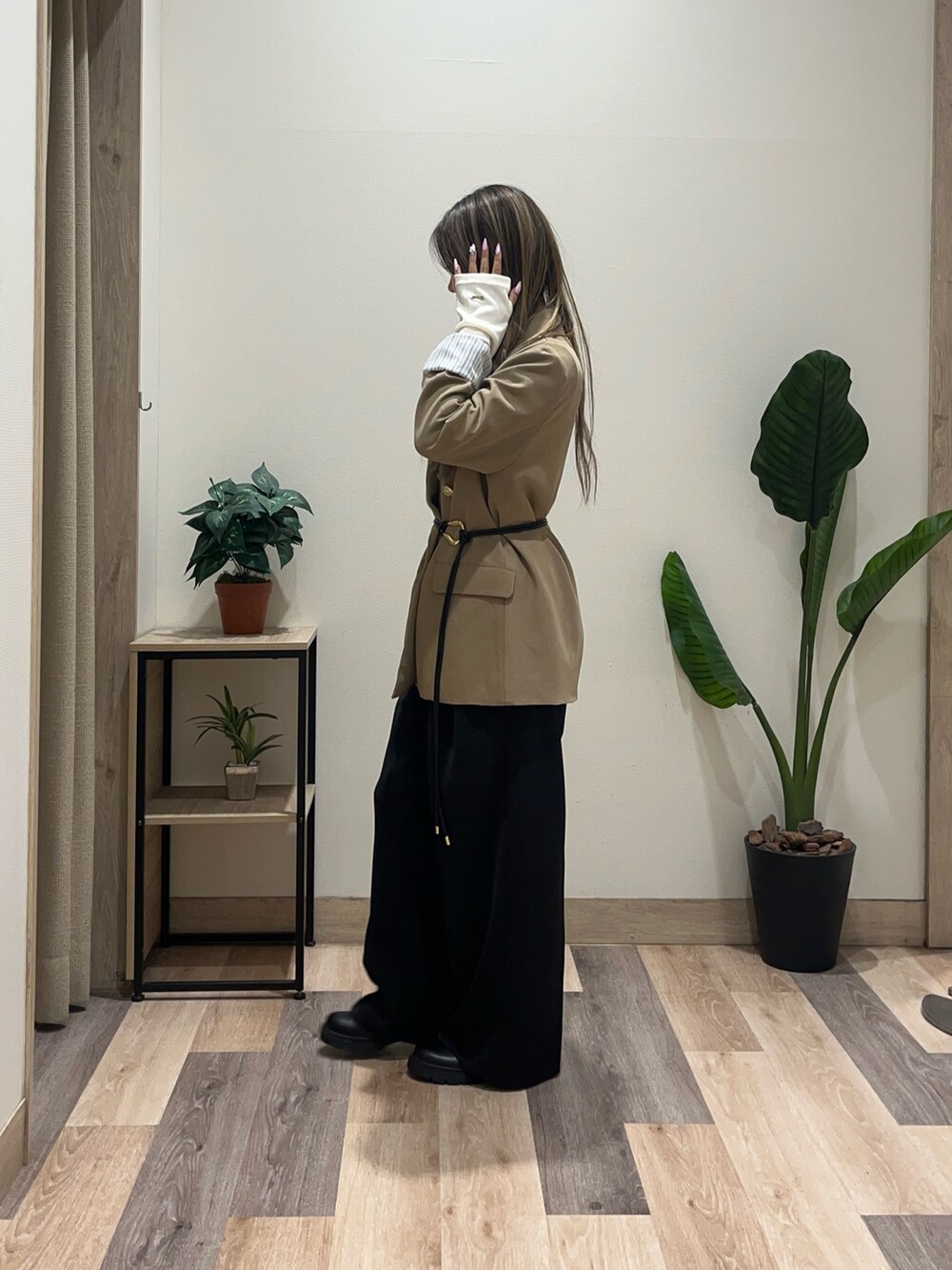 ベージュ系のテーラードジャケット、ホワイト系のTシャツ/カットソー、ブラック系のスラックスを着用したレディースの秋コーディネートの5枚目の写真