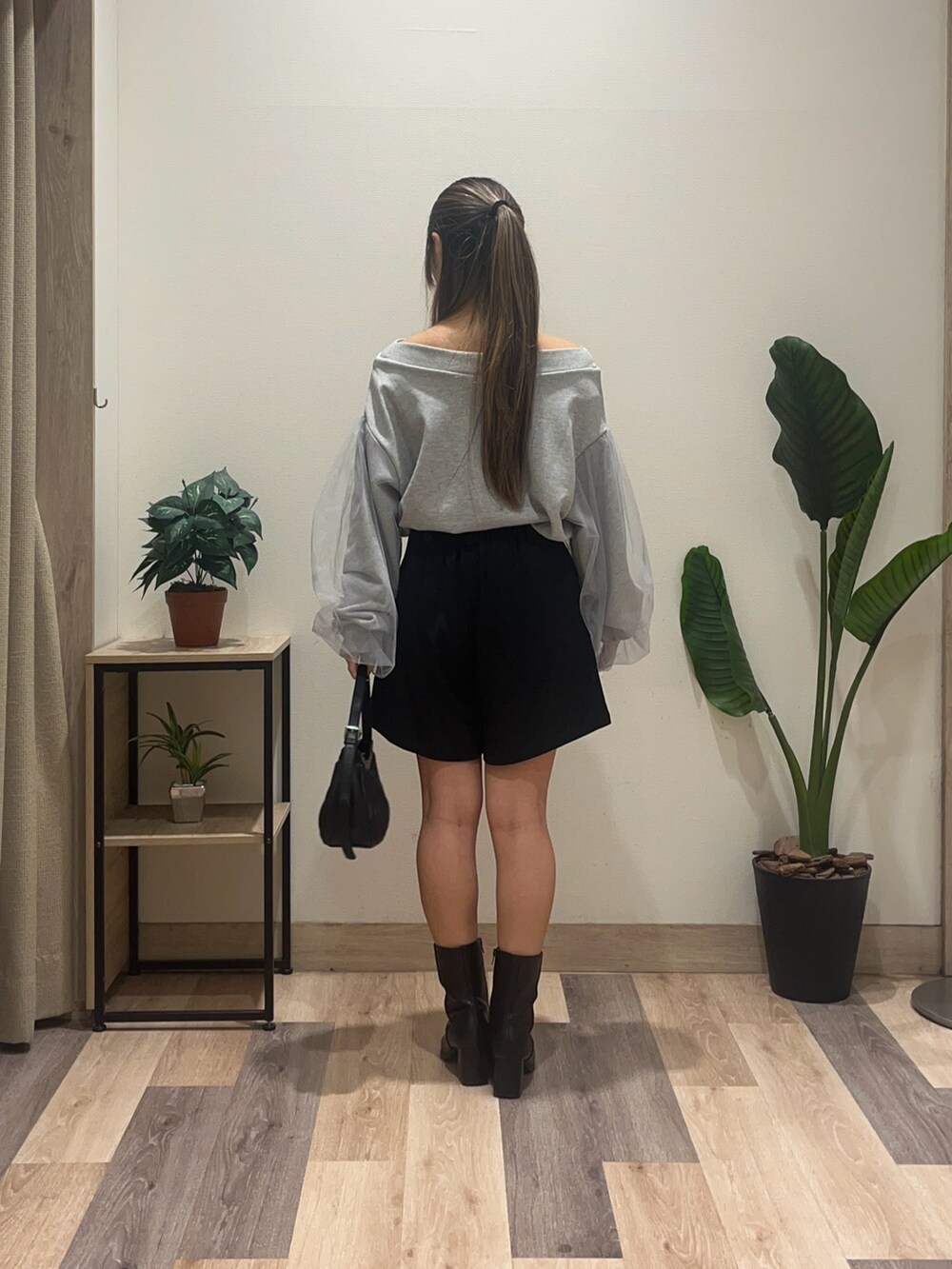 ブラック系のその他パンツ、ブラック系のブーツ、グレー系のTシャツ/カットソーを着用したレディースの秋コーディネートの4枚目の写真