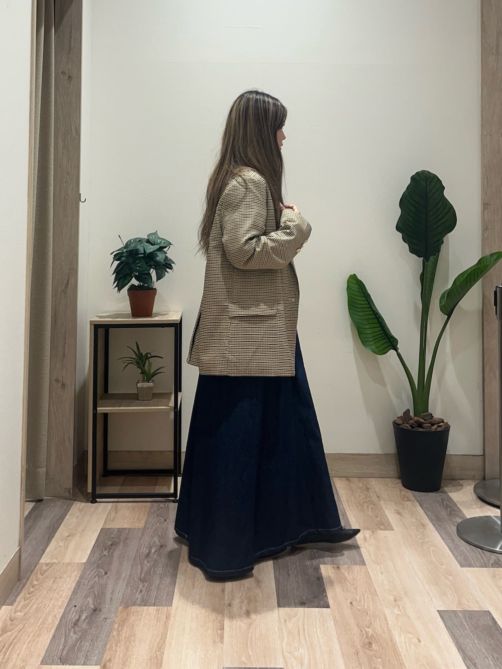 ブルー系のワンピース、ベージュ系のテーラードジャケットを着用したレディースの秋コーディネートの3枚目の写真