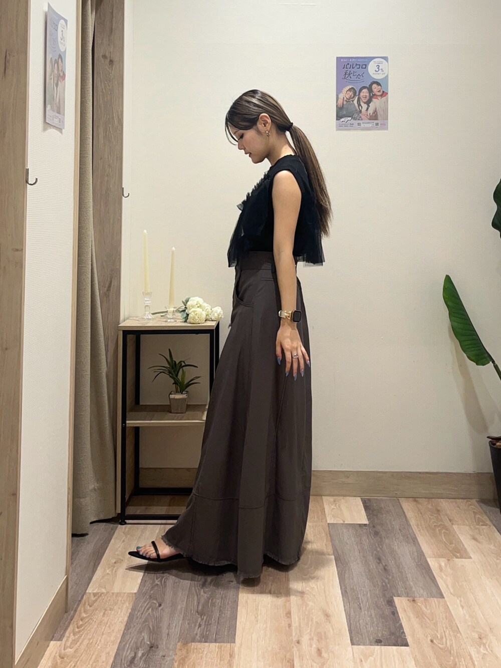 グレー系のスカート、ブラック系のニット/セーターを着用したレディースの夏コーディネートの4枚目の写真