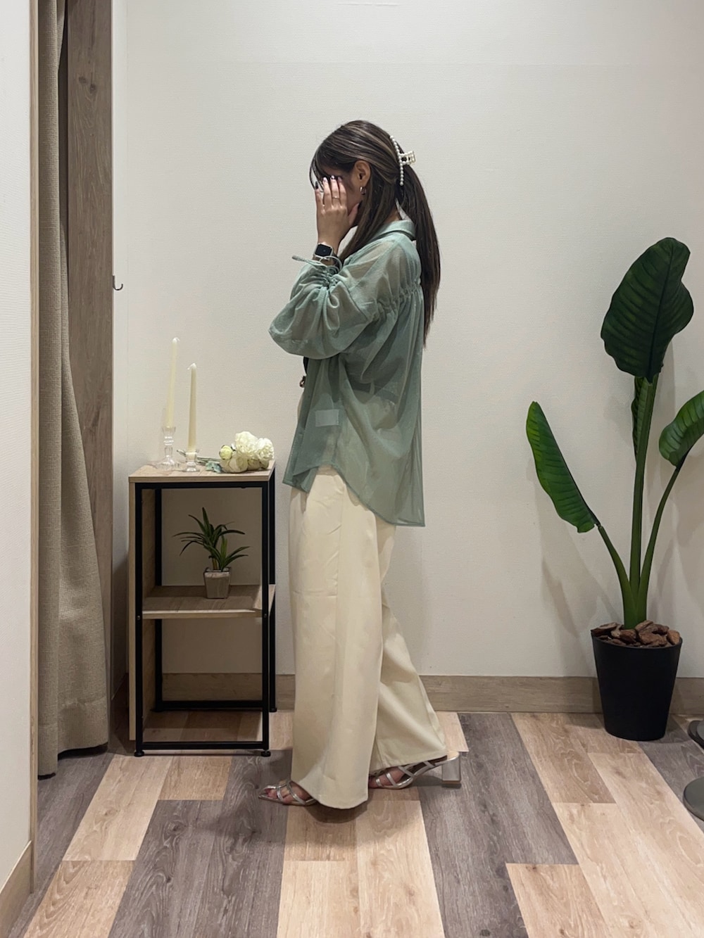 グリーン系のシャツ/ブラウス、ホワイト系のスラックス、ブラック系のベルトを着用したレディースの夏コーディネートの4枚目の写真