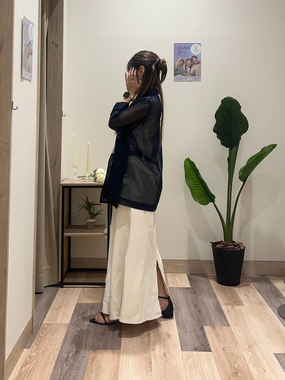 ホワイト系のニット/セーター、ブルー系のテーラードジャケット、ホワイト系のスカートを着用したレディースの夏コーディネートの4枚目の写真