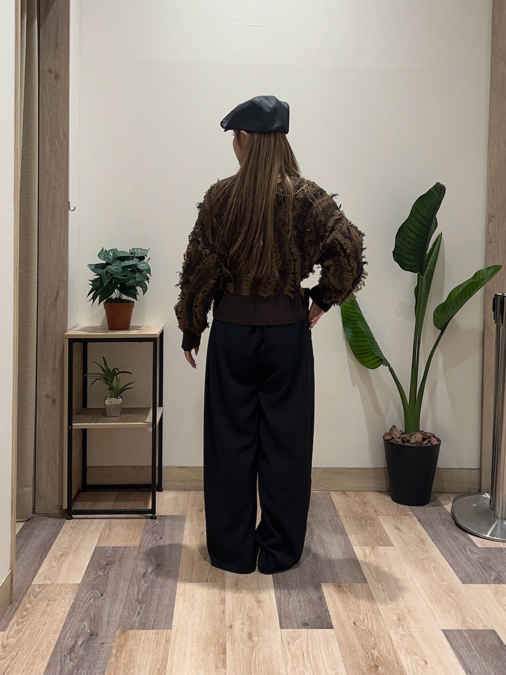 ホワイト系のTシャツ/カットソー、ブラック系のその他パンツ、ブラウン系のカーディガン/ボレロを着用したレディースの秋コーディネートの4枚目の写真