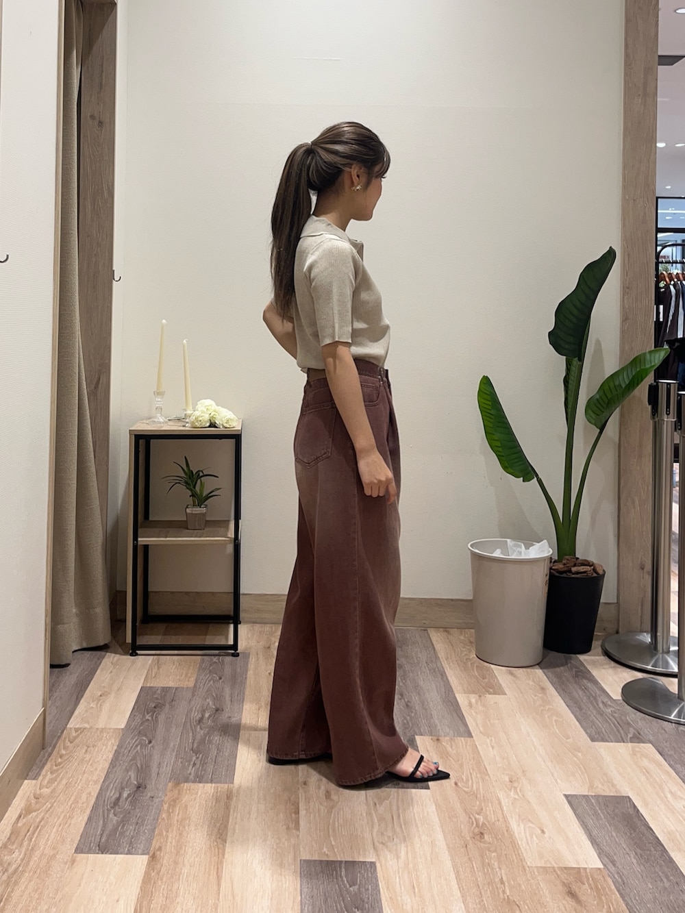 「テーマパークコーデ、休日スタイル、デニム、ブラウン、きれいめカジュアル、お出かけコーデ、カーディガン、秋のコーデ、オトナカジュアル、キレイめカジュアル、パンツスタイル、ニットコーデ、ブラウンコーデ、154cm、テイラースウィフト」｜「ThevonのMIXリブダブルジップハーフカーディガン（カーディガン/ボレロ、ベージュ系）」を使った、saraさん（レディース・154cm）の夏コーディネートの2枚目の写真
