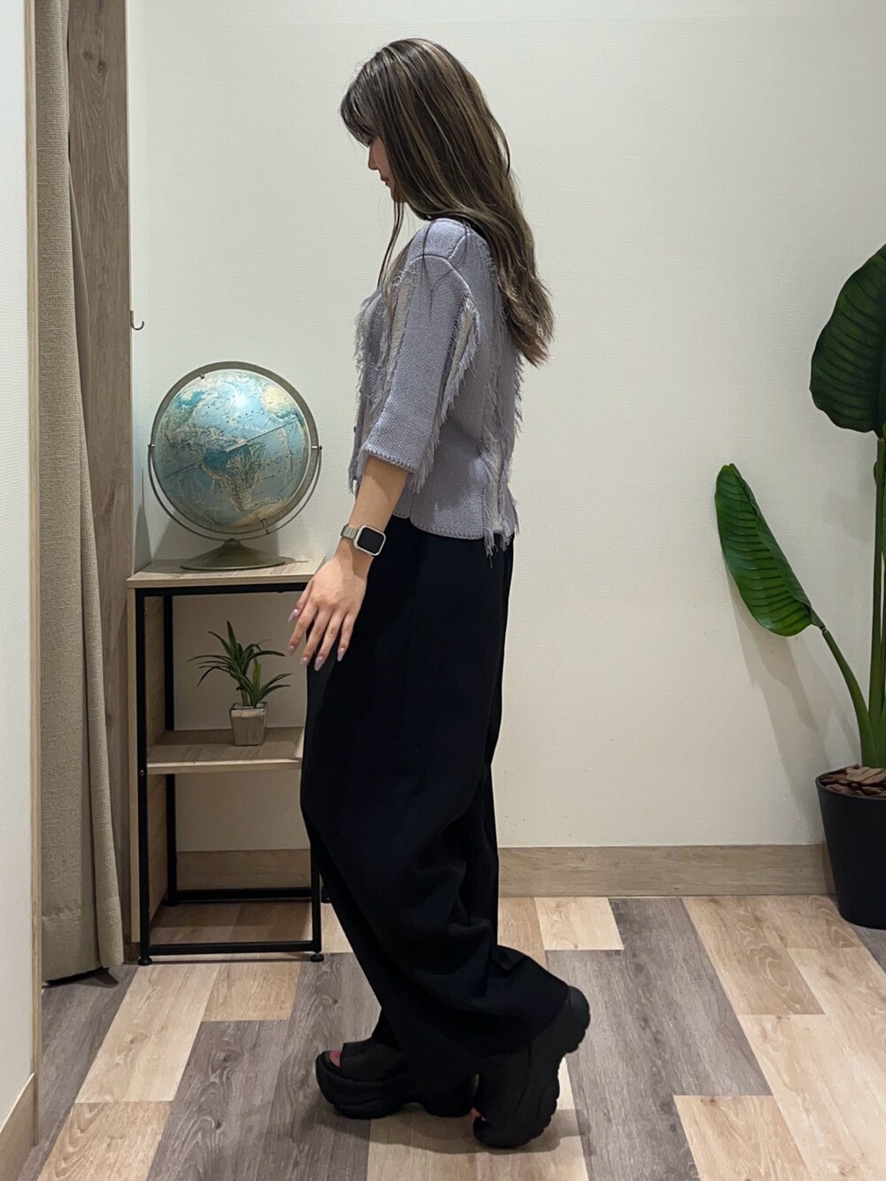 ブラック系のスラックス、ブルー系のカーディガン/ボレロ、ブラック系のベルトを着用したレディースの夏コーディネートの5枚目の写真