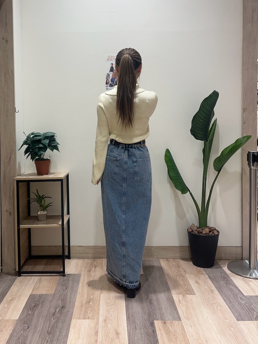 ブルー系のスカート、ホワイト系のニット/セーター、ブラック系のベルトを着用したレディースの秋コーディネートの4枚目の写真