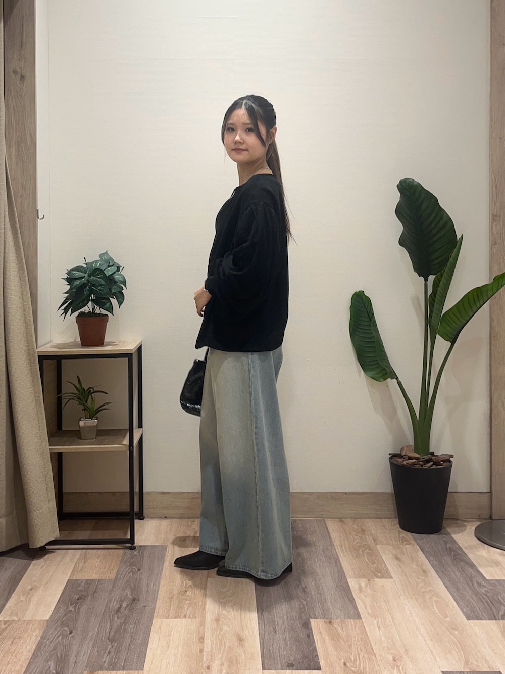 ブルー系のその他パンツ、ブラック系のTシャツ/カットソー、ブラック系のブーツを着用したレディースの秋コーディネートの5枚目の写真