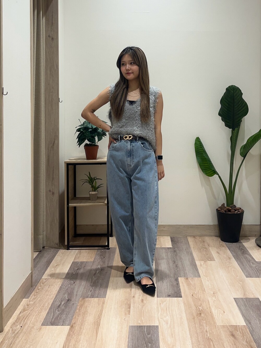 ブルー系のデニムパンツ、ブラック系のパンプス、グレー系のニット/セーターを着用したレディースの秋コーディネートの2枚目の写真