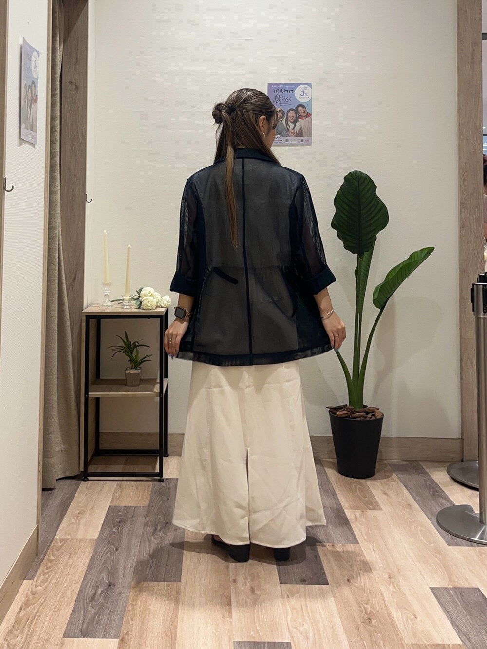 ホワイト系のニット/セーター、ブルー系のテーラードジャケット、ホワイト系のスカートを着用したレディースの夏コーディネートの3枚目の写真