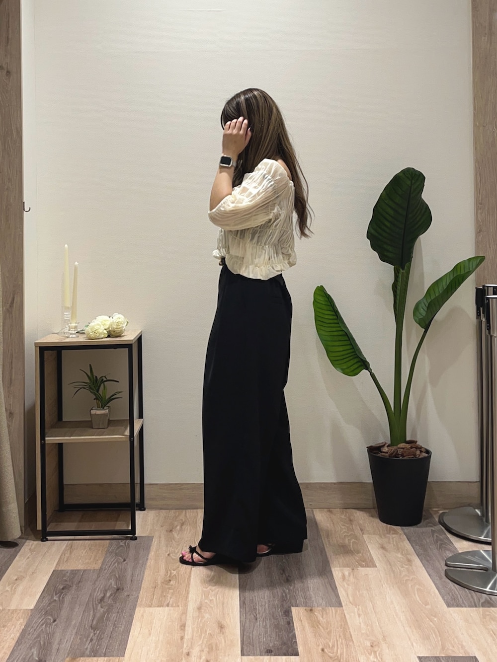 ホワイト系のシャツ/ブラウス、ブラック系のスラックス、ブラック系のベルトを着用したレディースの夏コーディネートの5枚目の写真