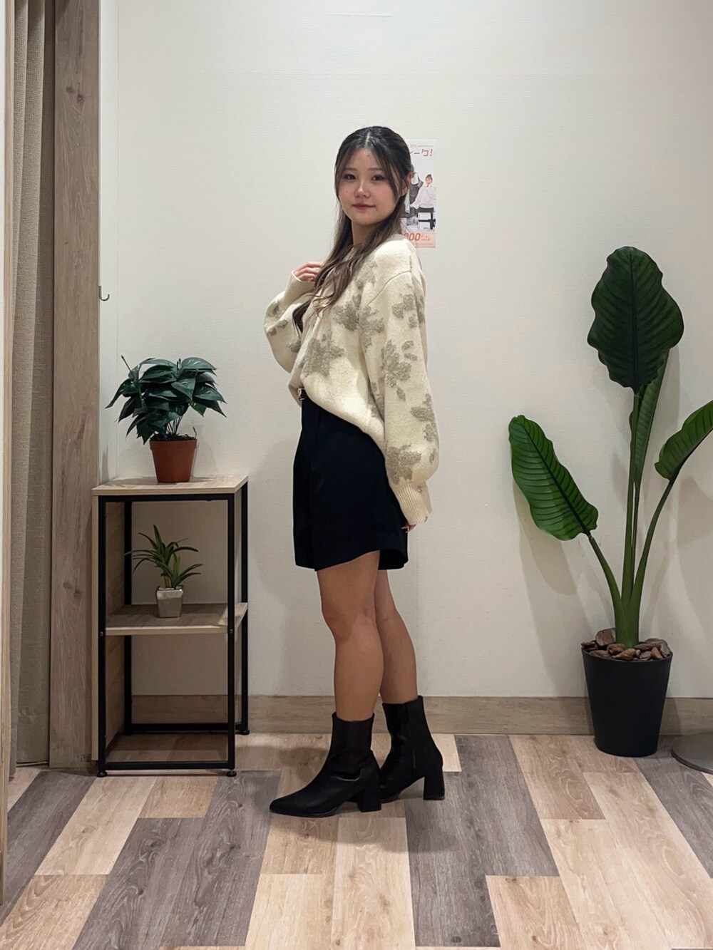 ブラック系のその他パンツ、ホワイト系のニット/セーター、ブラック系のブーツを着用したレディースの秋コーディネートの5枚目の写真