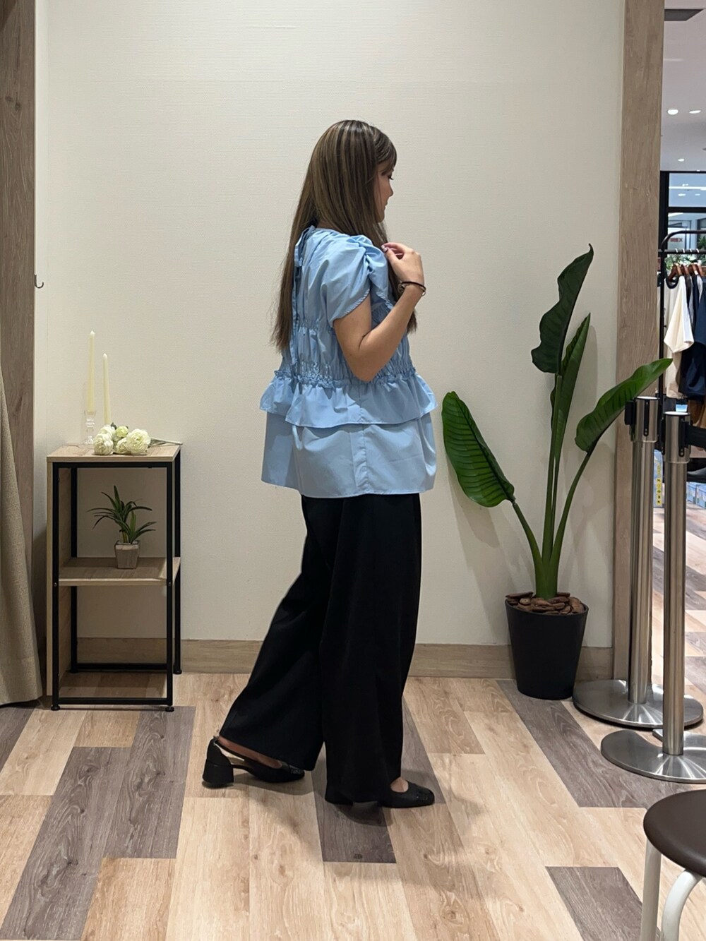ブルー系のシャツ/ブラウス、ブラック系のスラックスを着用したレディースの夏コーディネートの4枚目の写真