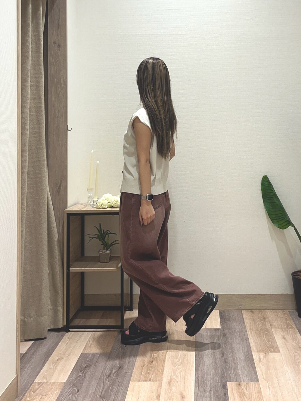 ブラウン系のその他パンツ、ホワイト系のニット/セーターを着用したレディースの夏コーディネートの5枚目の写真