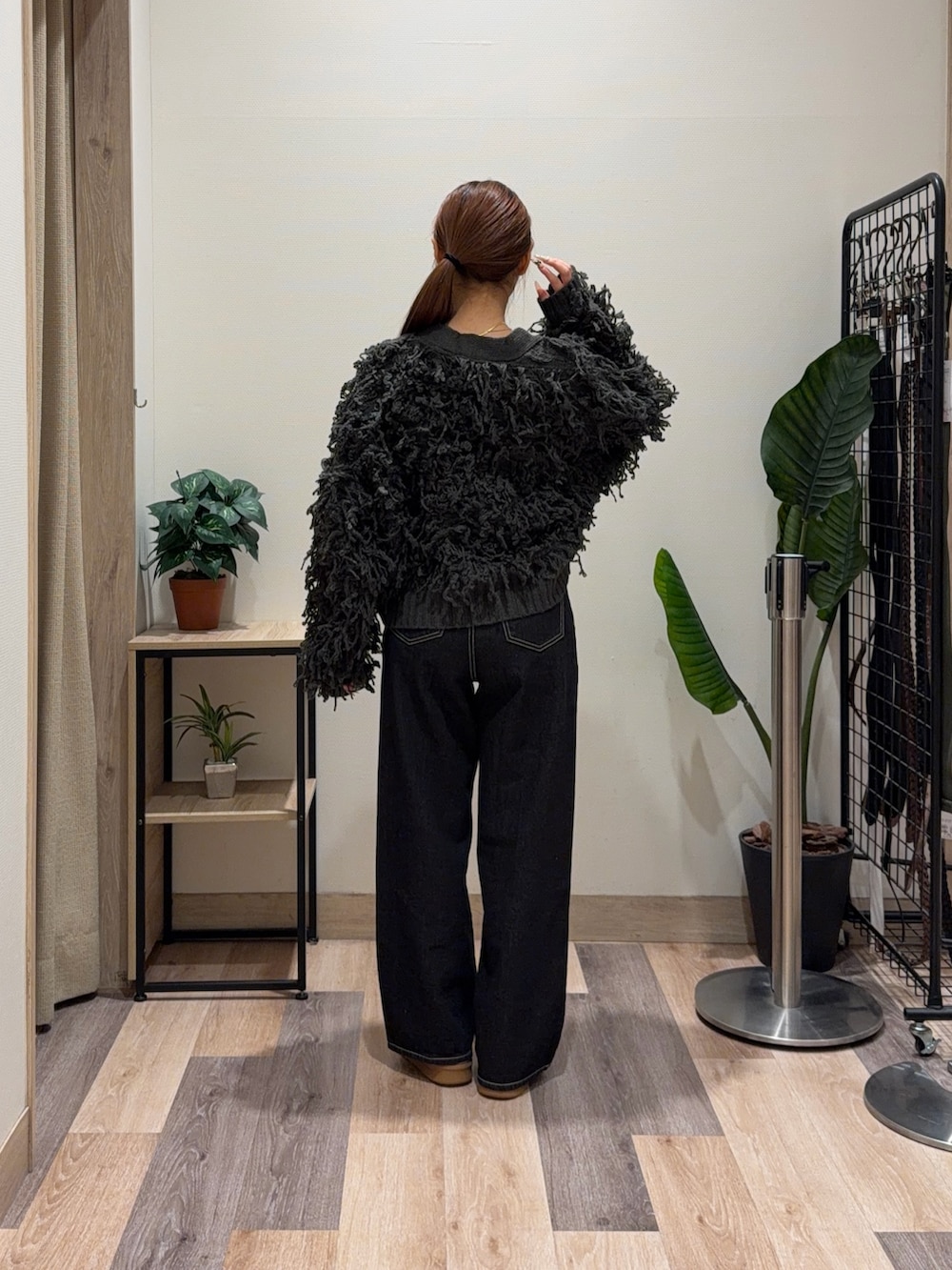 ブラック系のその他パンツ、グレー系のカーディガン/ボレロ、ホワイト系のニット/セーターを着用したレディースの冬コーディネートの4枚目の写真